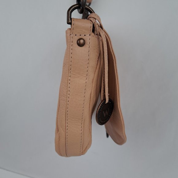 Wanderers Travel Co. THE SALZBURG CROSSBODY Leather Bag in Blush - Picture 4 of 16